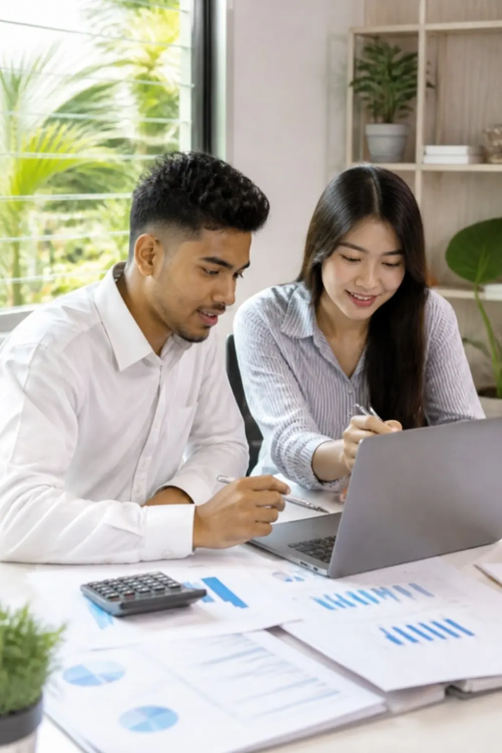 Deux étudiants analysent des tableaux financiers