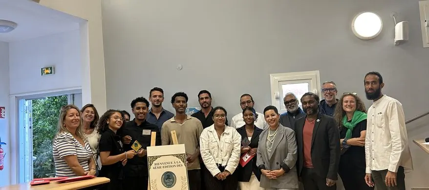 Les vainqueurs du master de négociation 2025 avec leurs enseignants